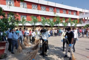 अंबाला डीआरएम कार्यालय में सफाई अभियान में भाग लेते रेलवे अधिकारी और कर्मचारी। 