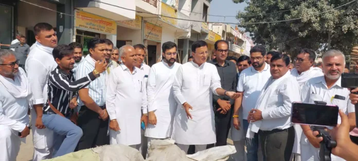 Randeep Surjewala and Aditya Surjewala visited the grain market