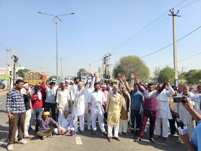 एमएसपी पर धान की खरीद न होने से गुस्साए किसानों ने सिरसा-चंडीगढ़ रोड पर लगाया जाम