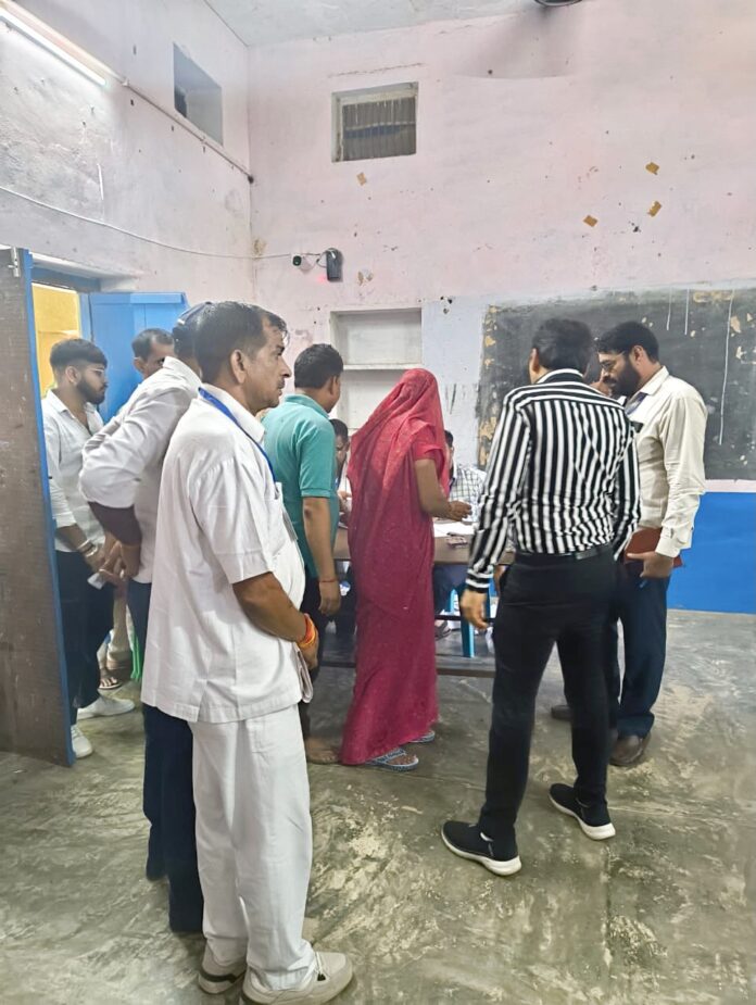 SDM Sanjeev Kumar inspected the polling stations of Mahendragarh, Beri and Dulana villages.