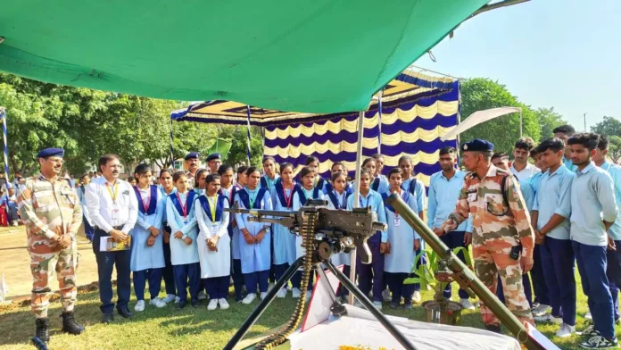 Students gained various knowledge in the weapons exhibition