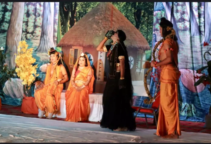 The drama of Sita Haran was shown on the stage of Shri Adarsh ​​Ramlila