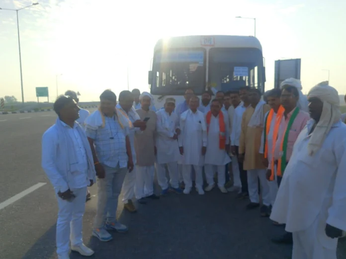 The group left for Panchkula under the leadership of BJP Jhojhu Mandal President Ramniwas Sharma Pichopa.