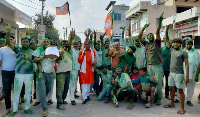 With the victory of BJP, BJP workers danced to the DJ with fireworks and colours