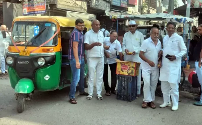 Shri Agravansh family celebrated by distributing laddus on Vipul Goyal being made a cabinet minister