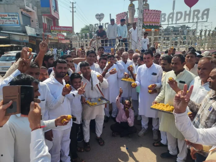 Laddoo distributed at the main square on BJP's landslide victory