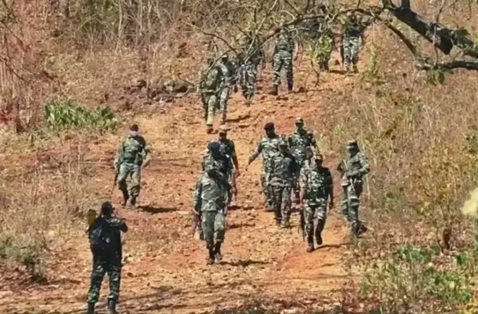 Chhattisgarh Naxalism: सुरक्षा बलों ने मार गिराए 31 नक्सली, बड़ी मात्रा में हथियार बरामद