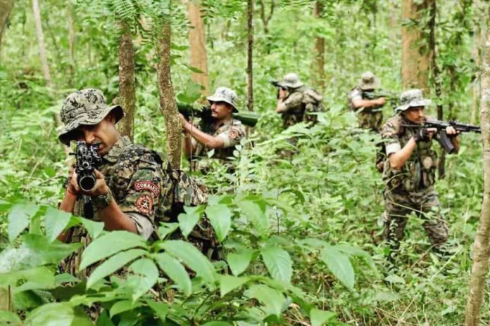 Encounter With Naxals: छत्तीसगढ़ के सुकमा जिले में नक्सलियों के साथ एनकाउंटर