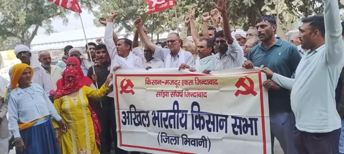 Farmers got angry due to non-availability of DAP fertilizer