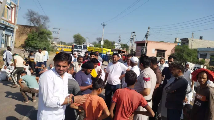 Due to non-purchase of paddy, farmers blocked the road in front of Dhamtan Mandi