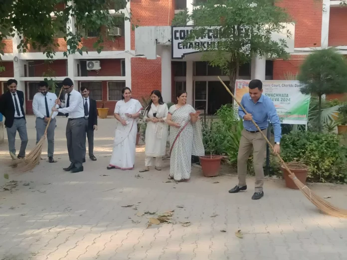 On the occasion of Mahatma Gandhi Jayanti, people were made aware about cleanliness by sweeping the streets