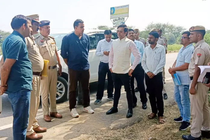 General and police supervisors inspected the police check post set up on Rajasthan border