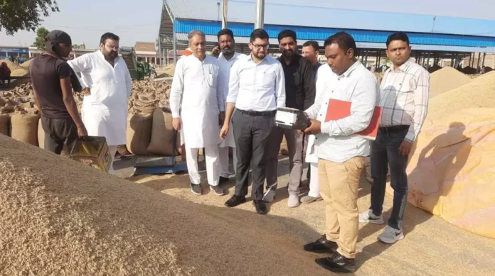 Tehsildar inspected the grain market, instructed to speed up the lifting