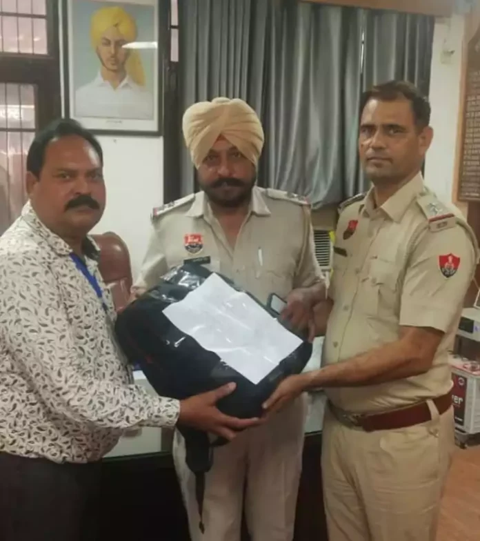 30 lakh rupees recovered from the driver of the car, police called the duty magistrate and handed over the money to the Income Tax Department