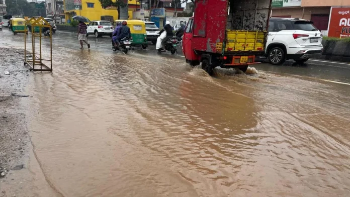 Karnataka Weather: भारी बारिश से बेहाल बेंगलुरु, सड़कों पर चल रहीं नाव