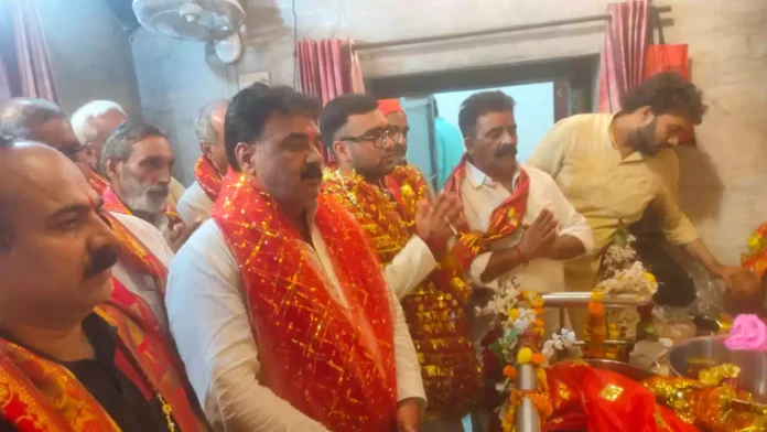 Jind MLA Dr. Krishna Middha performed the Puja of his mother's birth anniversary with his son