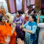 The devotees took blessings from Maa Kushmanda by playing Dandiya Garba and worshipped her with devotion