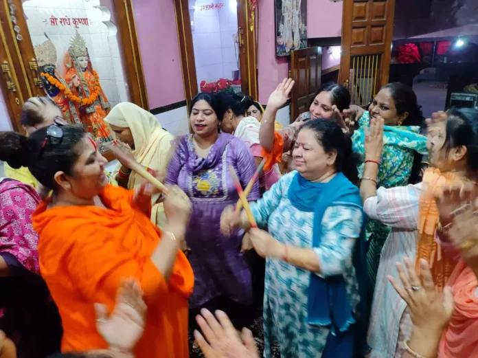 The devotees took blessings from Maa Kushmanda by playing Dandiya Garba and worshipped her with devotion