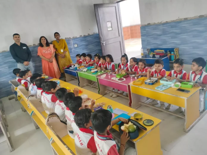 The usefulness of nutritious food was explained to the students in Mandola school