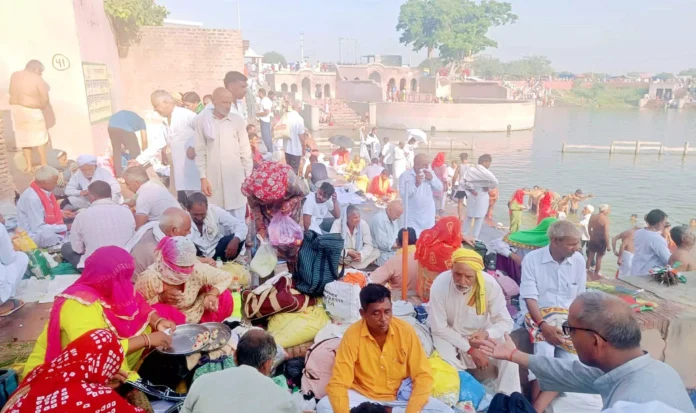 Thousands of devotees performed Pinddaan on Sarvapitri Amavasya