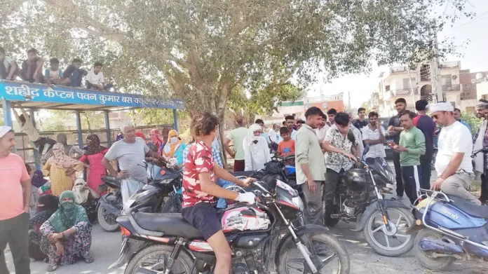 Villagers troubled by drinking water shortage blocked Naguran-Uchana road in Badhana village for an hour