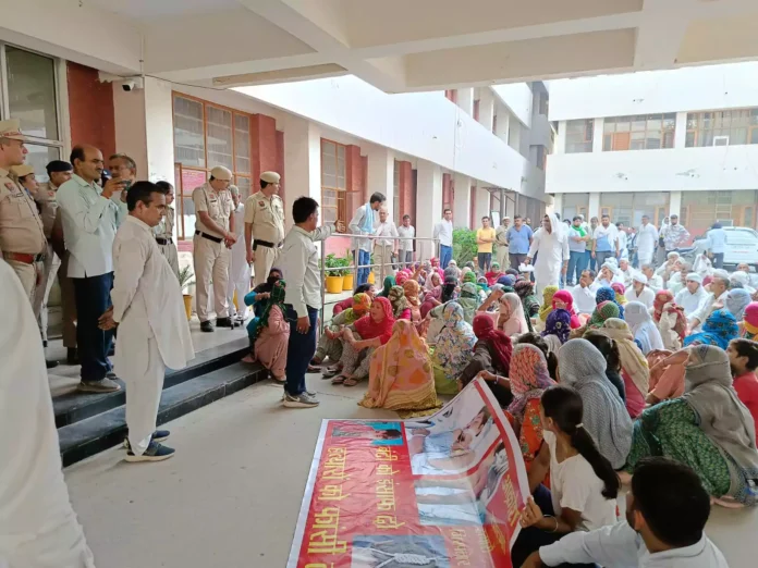 Family members staged a protest against the non-arrest of the murder accused