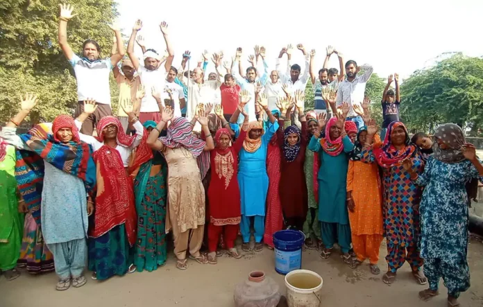 People of the city forced to drink dirty water, protested against the administration