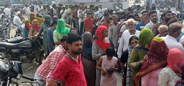 Women lined up to buy DAP fertilizer on the day of Karva Chauth fast