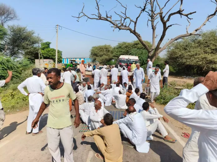 Hundreds of farmers blocked Sirsa-Jam road demanding raising of the canal bed