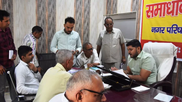 ADC and DMC Harshit Kumar heard the problems of the people in the Municipal Council office