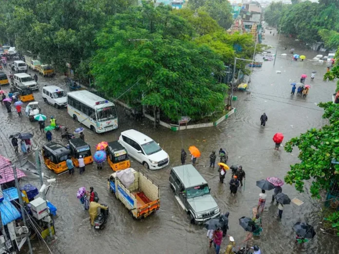 Tamilnadu Rain: चेन्नई सहित कई जगह भारी बारिश का सिलसिला जारी, रेल, हवाई और सड़क यातायात बाधित, स्कूल-कॉलेज बंद