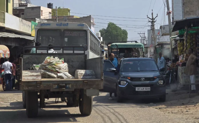 Drivers and shopkeepers are troubled by the traffic jam in the town