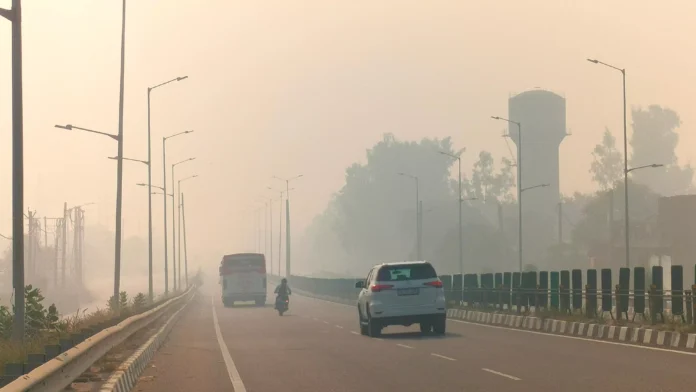 AQI crosses 417, case filed against two farmers for burning crop residue