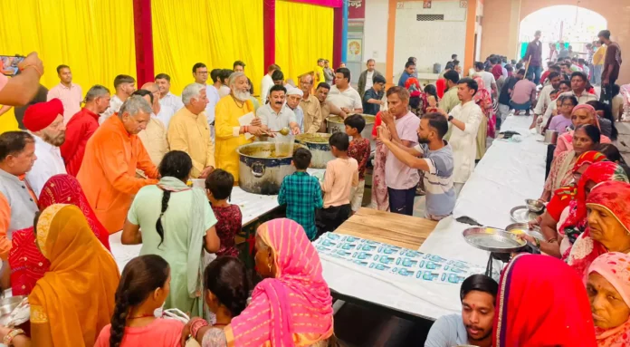 Annakut Prasad was distributed in Hanuman Johri Temple