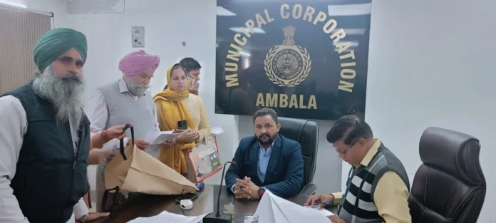 Ambala News : समाधान शिविर में लोगों की समस्याओं का निगम अधिकारी कर रहे समाधान