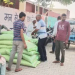 DAP fertilizer reached Naguran PACS, long queues of farmers were seen