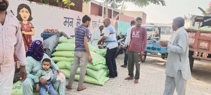 DAP fertilizer reached Naguran PACS, long queues of farmers were seen