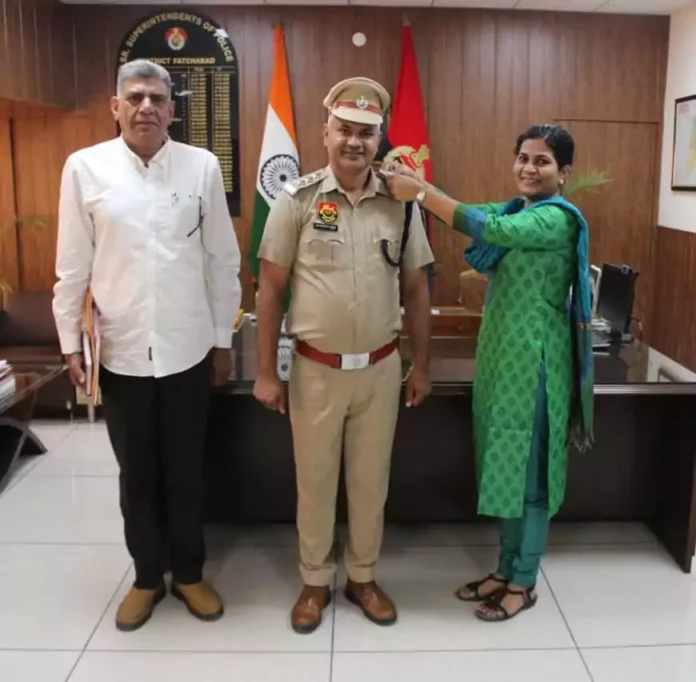 Devendra Singh Nain promoted to DSP, SP congratulated him by putting on HPS badge