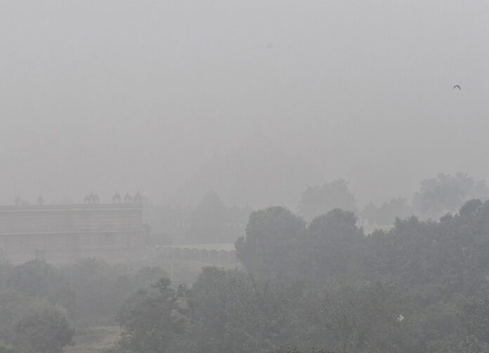 Delhi Pollution Update : प्रदूषण से राजधानी का हाल-बेहाल, राहत के नहीं आसार