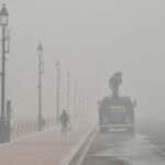 Delhi Weather Update : कुछ हद तक साफ हुई हवा, एक्यूआई 400 से नीचे आया