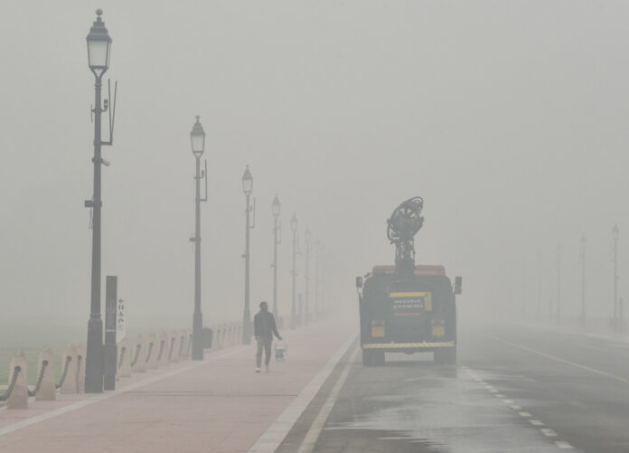 Delhi Weather Update : कुछ हद तक साफ हुई हवा, एक्यूआई 400 से नीचे आया