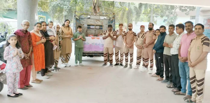 Dera Sevadars distributed fruits to patients in Civil Hospital