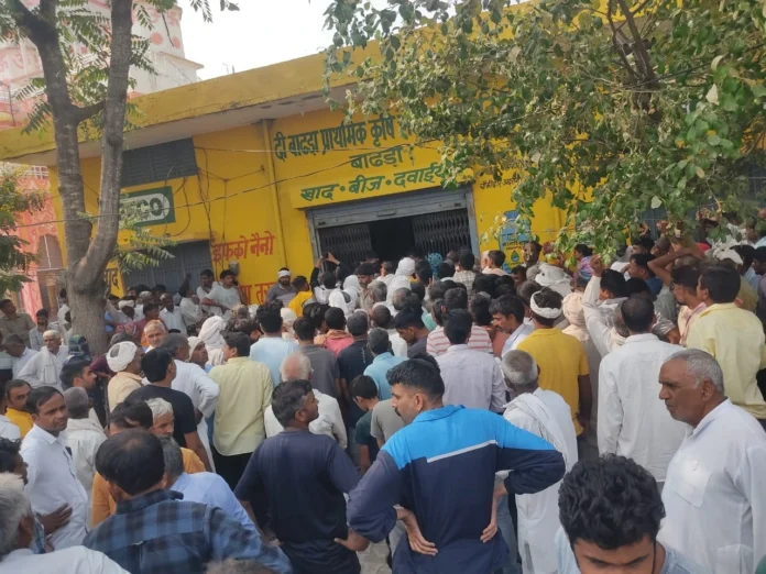 Farmers spent the whole day waiting for two bags at some places and one bag at other places.