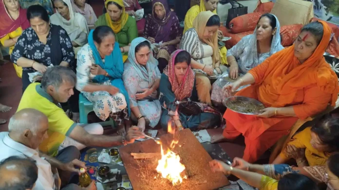 Hawan was done on Kartik Amavasya, best wishes were sought by offering sacrifice