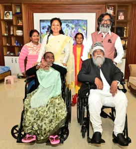 Hemant Soren poses for a group picture with Kalpana Soren, Shibu Soren and Roopi Soren before taking oath as the Jharkhand CM