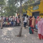 Long lines of farmers standing at the fertilizer link pack center