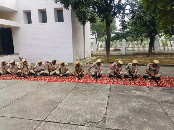 Modern weapons training is being given to soldiers in police lines.