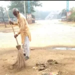 Old man carrying forward PM's mission, has given up driving for 10 years and has been sweeping floors