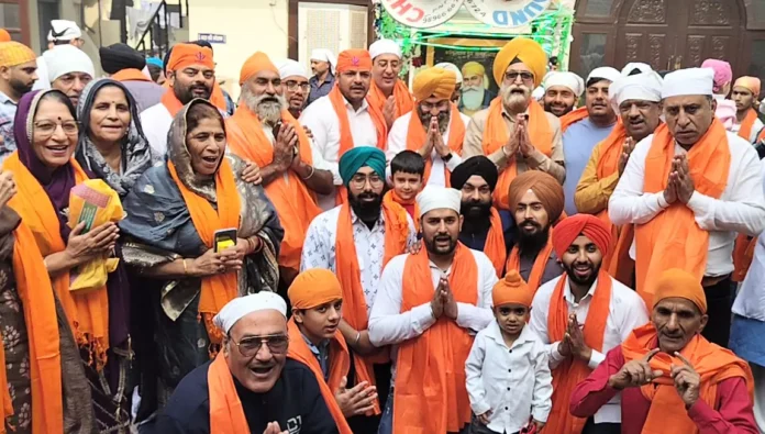 On the Prakash Parv of Shri Guru Nanak Dev Ji, Shri Guru Nanak Dev Ji was welcomed with shower of flowers at Dera Baba Jodh Sachiar.