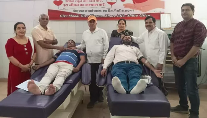 Paleram Charitable Trust founders Surendra Sambharwal and Harish donated blood